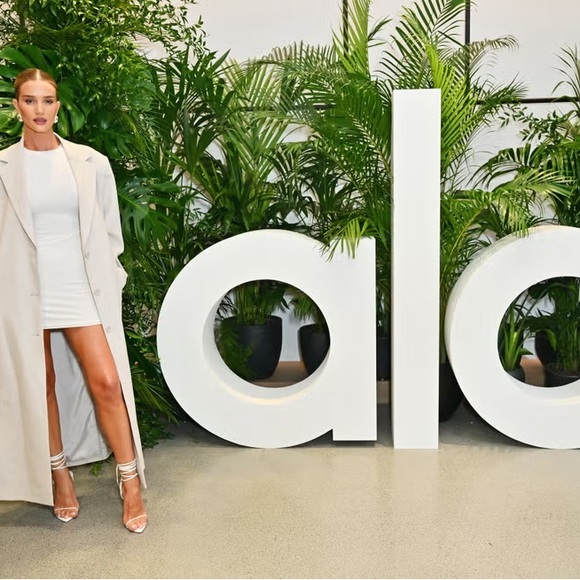 The Swap Shop is 🅻🅸🆅🅴  ☀️🕊️💚 THE SWAP SHOP 𝗕𝗼𝗵𝗲𝗺𝗶𝗮𝗻 𝗕𝗼𝘂𝘁𝗶𝗾𝘂𝗲 - Picture 13 of 17